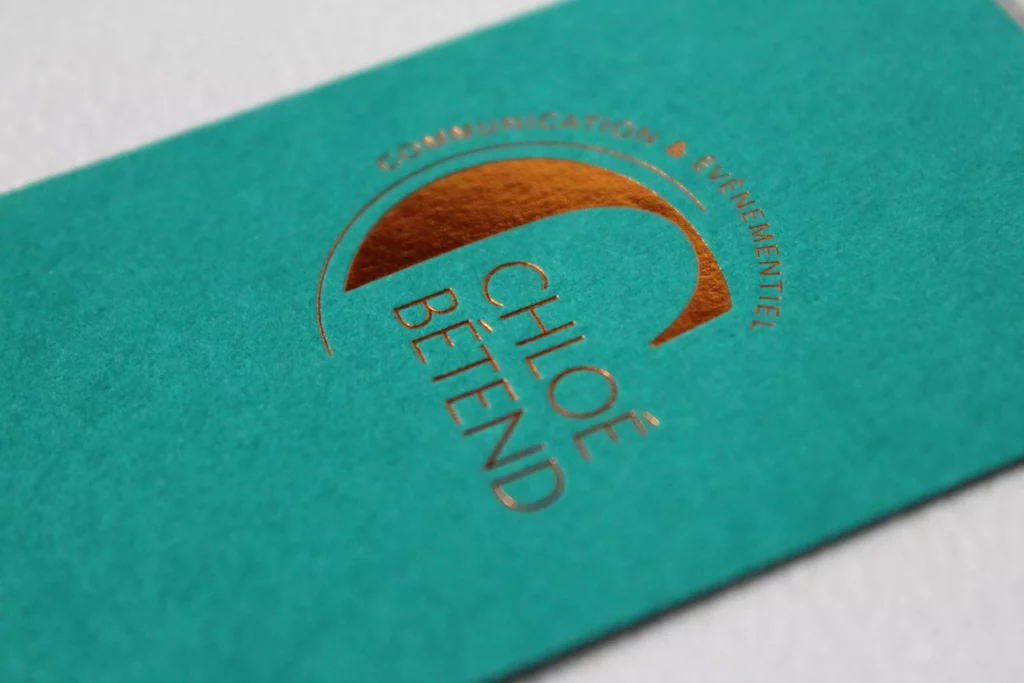 Carte de visiute bleu avec logo en cuivre