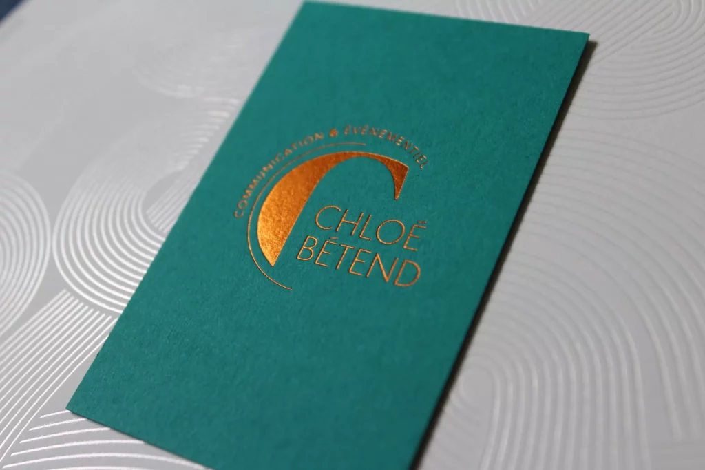 Carte de visiute bleu avec logo en cuivre