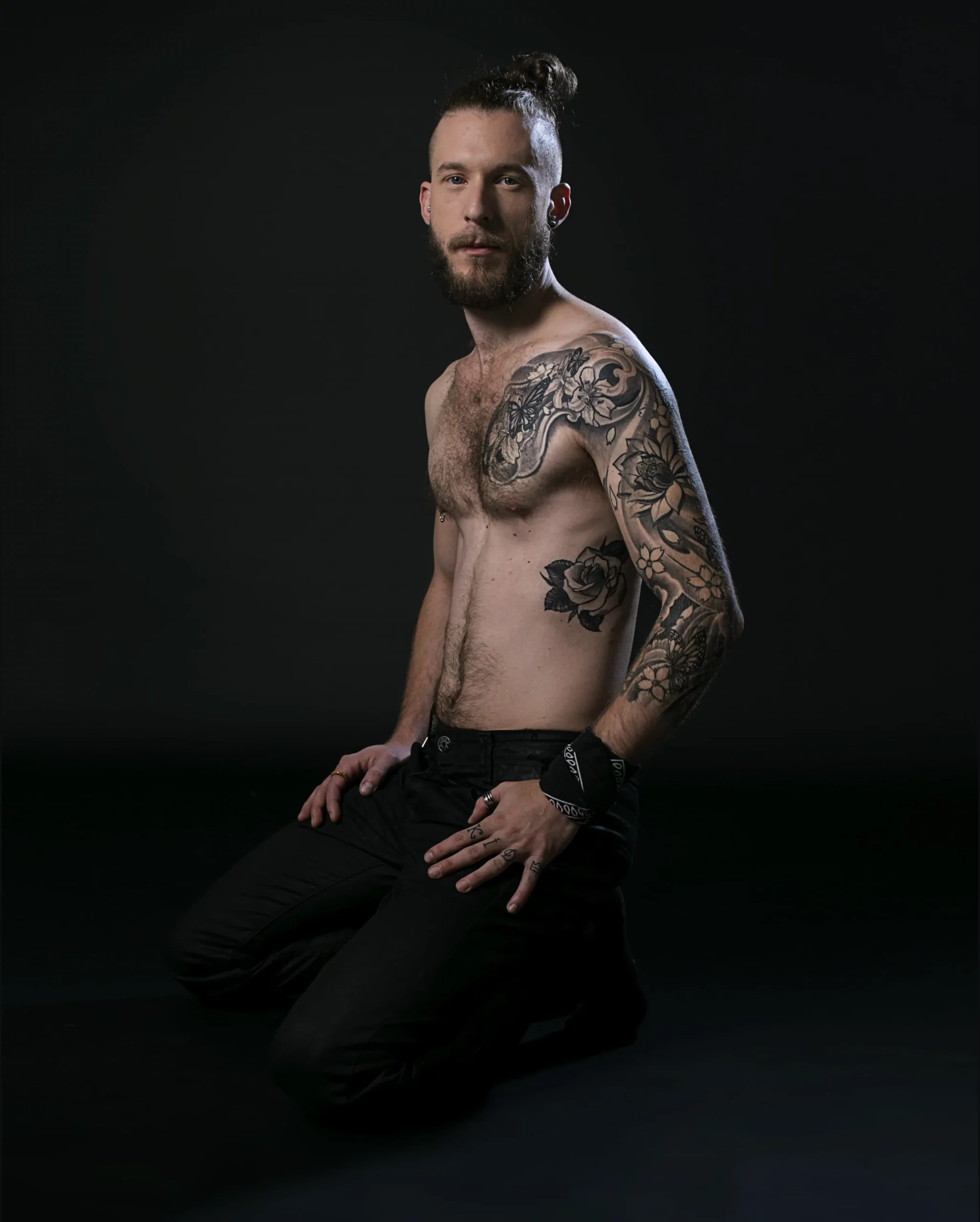 Photographie d'un homme tatoué