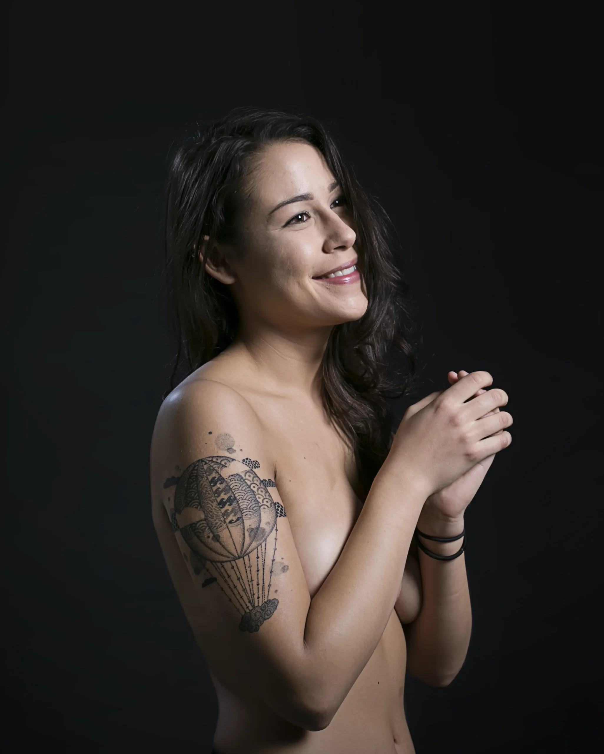 Photographie d'une femme tatouée