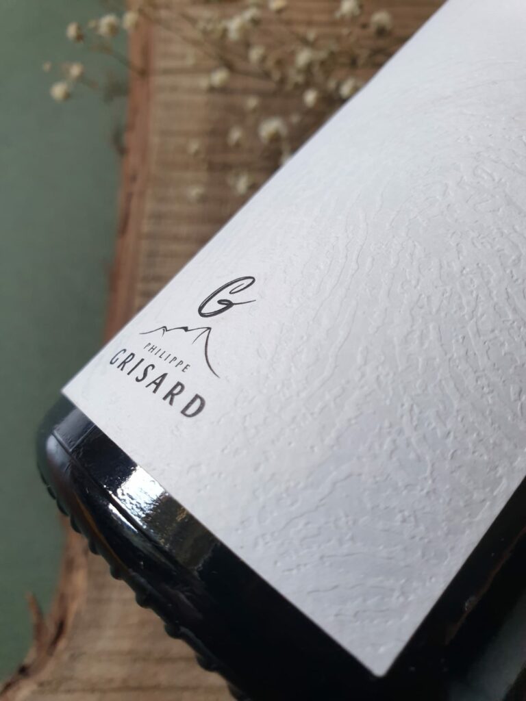 Étiquette blanche et noire avec une illustration d'empreinte sur une bouteille de vin