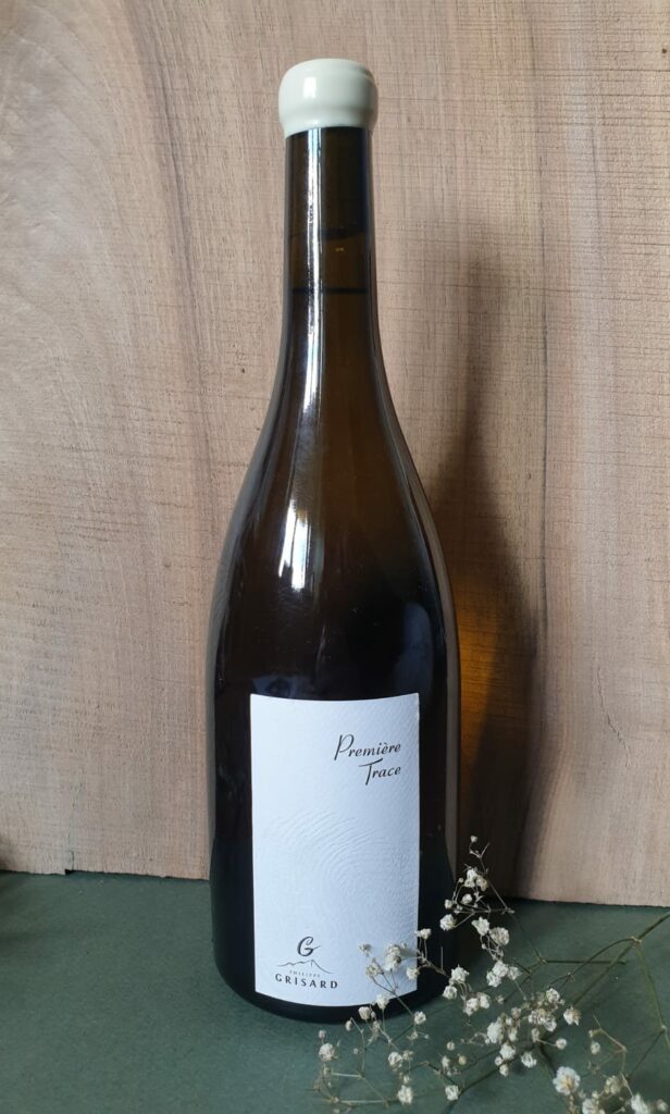 Bouteille de vin avec une étiquette blanche et noire avec une illustration d'empreinte sur une