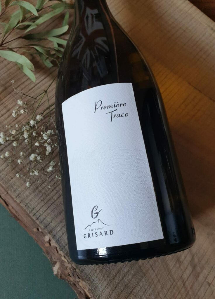Étiquette blanche et noire avec une illustration d'empreinte sur une bouteille de vin